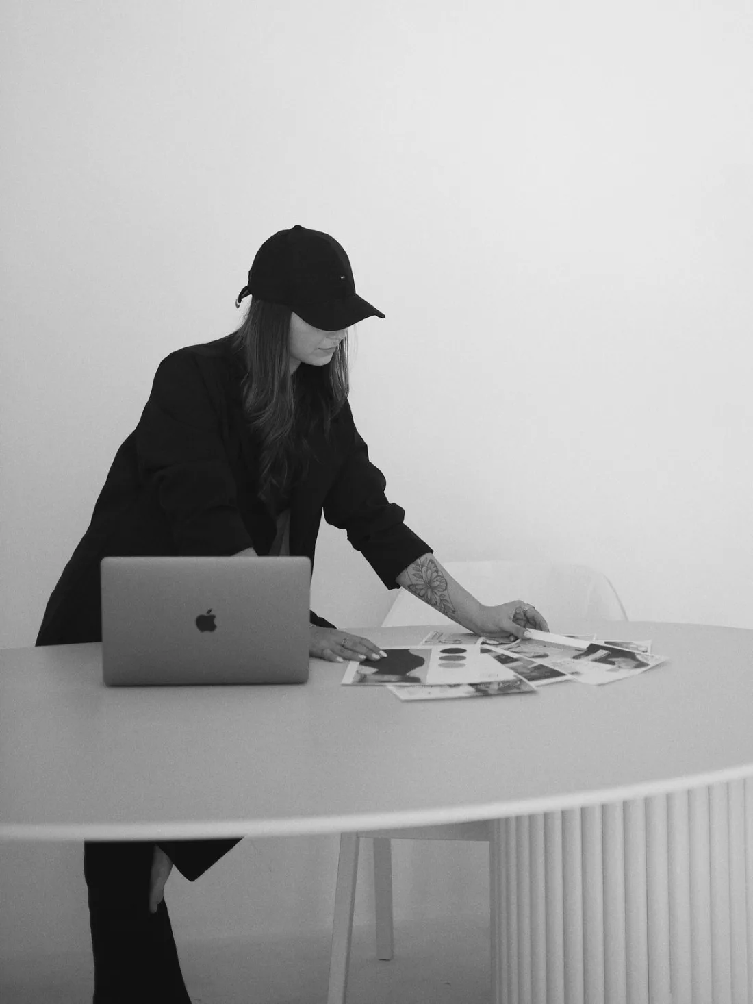 Designer al lavoro su un laptop: creative design e brand identity