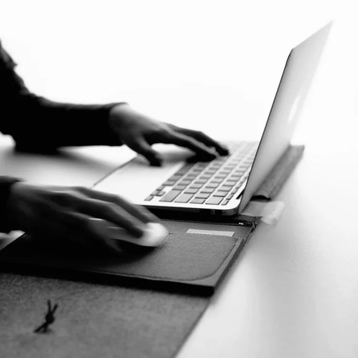 Mani su un laptop: marketing strategico basato sui dati