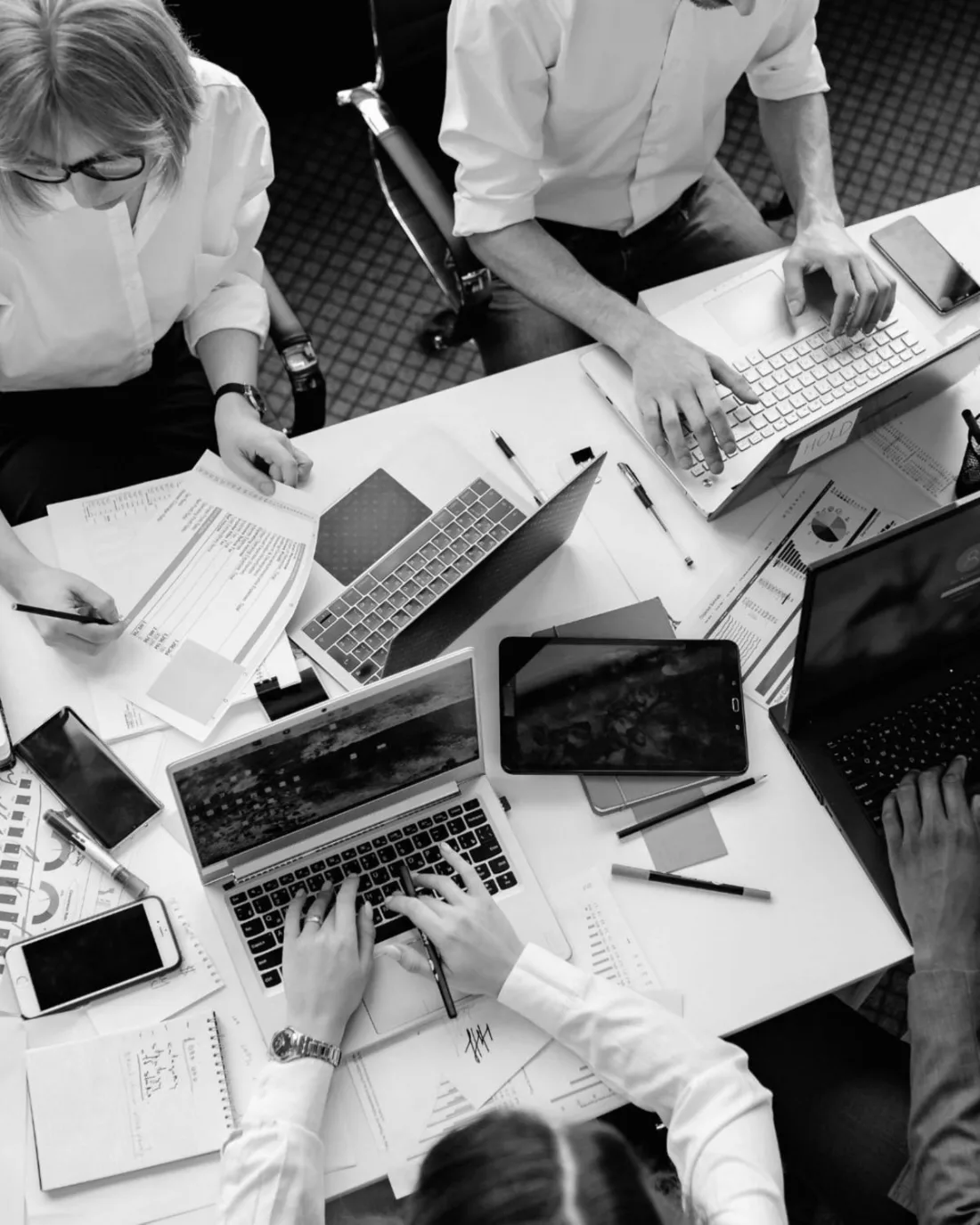 Team al lavoro su laptop e documenti: progettazione di siti web