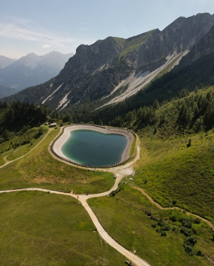 Ripresa con drone in montagna