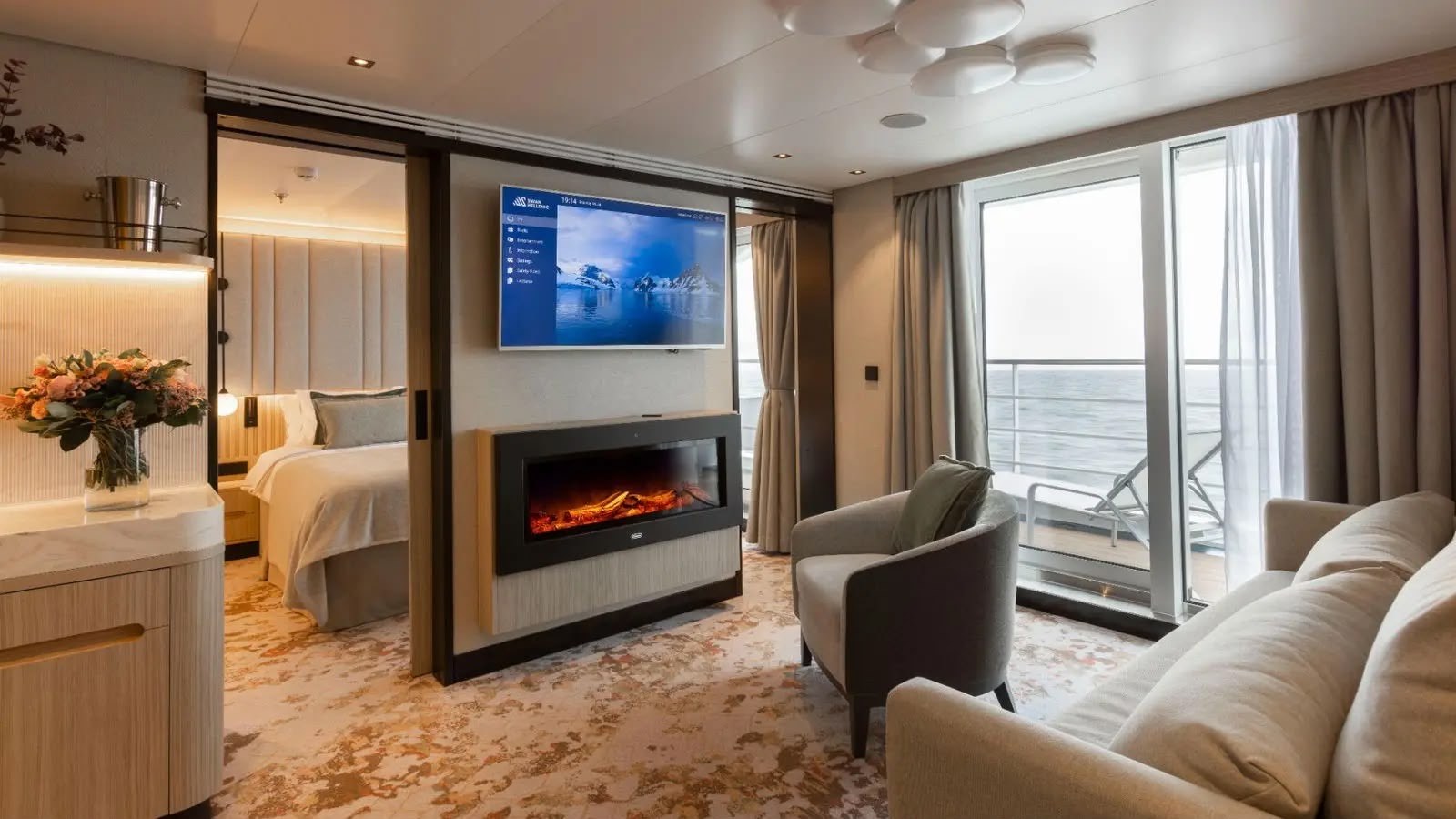 Suite con camino e balcone vista mare